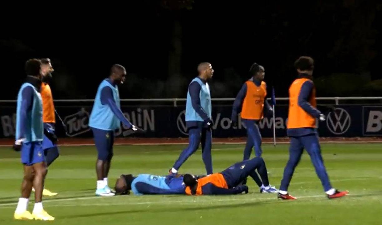 Minutos más tarde, el futbolista del Real Madrid abandonaba el césped por su propio pie después de sufrir un choque en su rodilla derecha en una acción fortuita que le imposibilitó seguir en el entrenamiento.