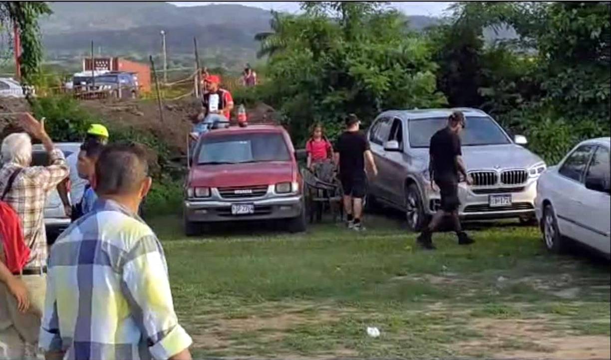 “Y no que grandes huevos bas***, ni la entrada querías pagar, seleccionado mierde**. Te lo advierto hijo de p***”, fueron parte de los graves insultos que le dijeron a Quioto, según se escucha en un video que circula en las redes sociales. Romell se subió a su carro y se fue del estadio.