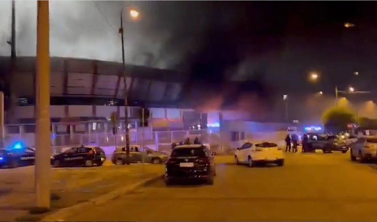 Todos los aficionados tuvieron que ser evacuados en el estadio debido al incendio.