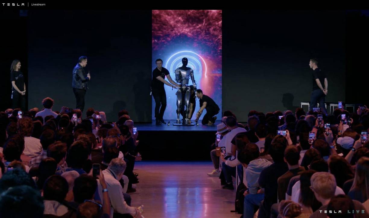 Cuando salga a la venta, el precio de este robot .bautizado como “Optimus”- será probablemente inferior a los 20,000 dólares, indicó el multimillonario, conocido mundialmente por sus excentricidades.