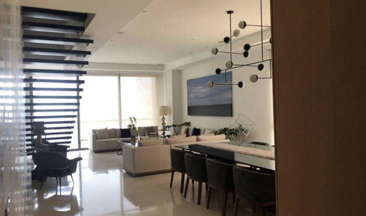 “Este es el lujoso Penthouse donde vive Nicolás Petro, hijo del presidente de la República. El inmueble de 330 m2 y 170m2 de terraza tiene un anuncio para venta de $2.500 millones”, publicó en Twitter la periodista Juliana Ramírez Prado.