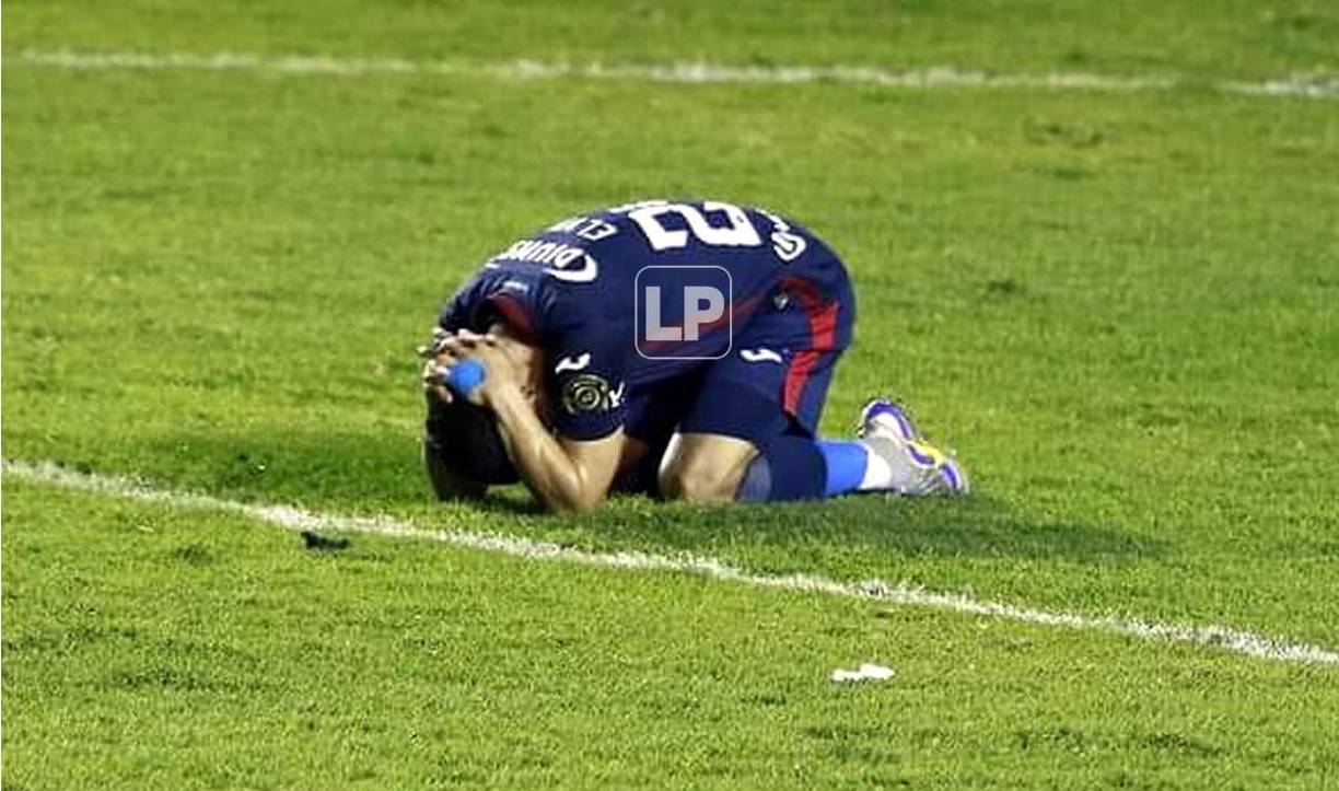 La triste imagen de Omar Elvir al final del partido.