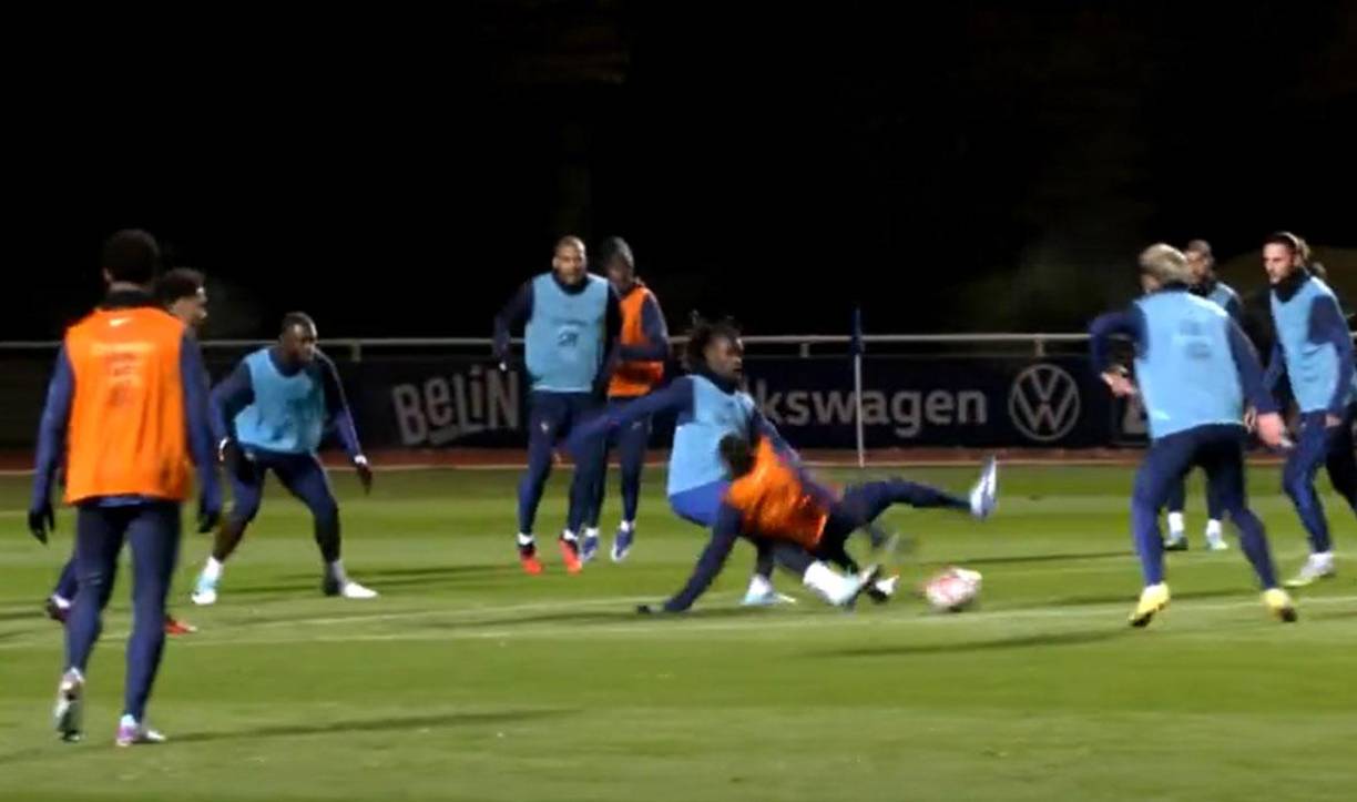 Camavinga, de 21 años, tuvo que pasar exámenes médicos después de haber tenido que abandonar el entrenamiento con Les Bleus cojeando, tras haber recibido un golpe de Ousmane Dembelé, exjugador del Barcelona.