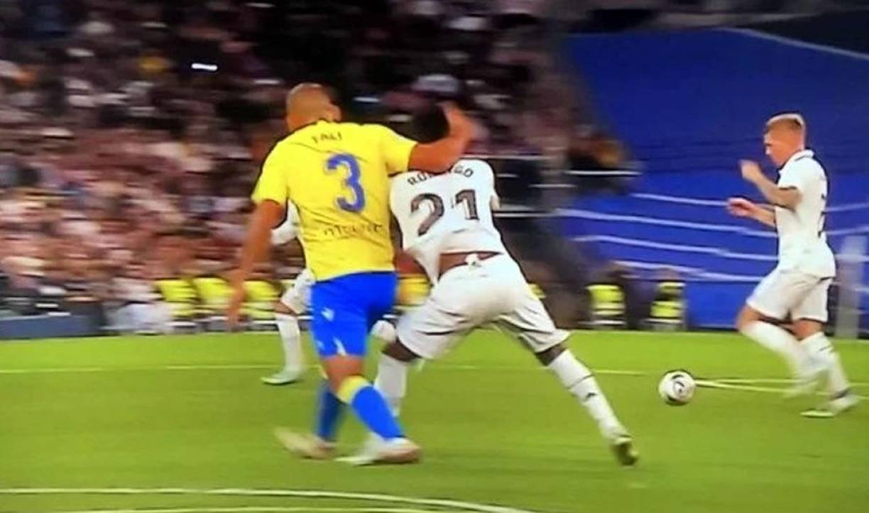 Rodrygo sufrió una dura agresión por parte del defensa brasileño Fali, quien se salvó de la expulsión.