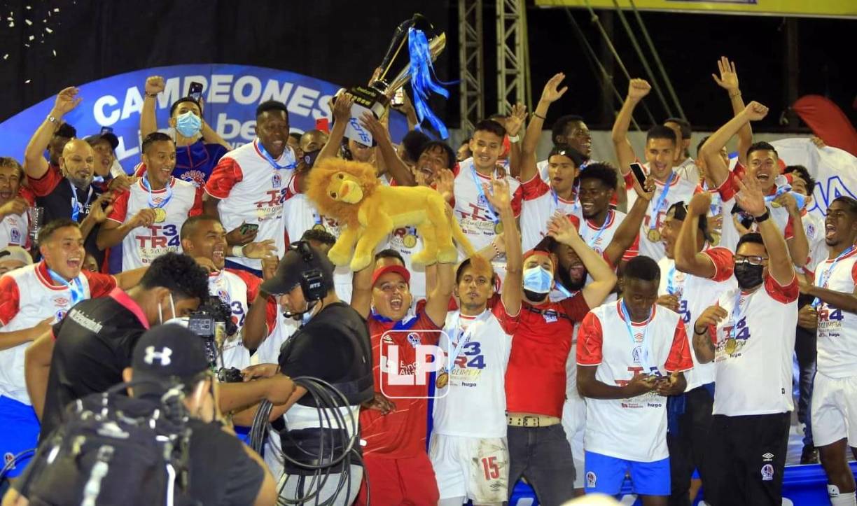 Los jugadores del Olimpia celebrando con el trofeo de campeones del Torneo Apertura 2021.