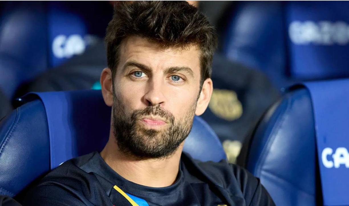 Gerard Piqué revela que gran parte de lo que se ha dicho no tiene un ápice de verdad. “La única manera de salir vivo de todo esto es no darle importancia”, subraya con una sonrisa pícara.