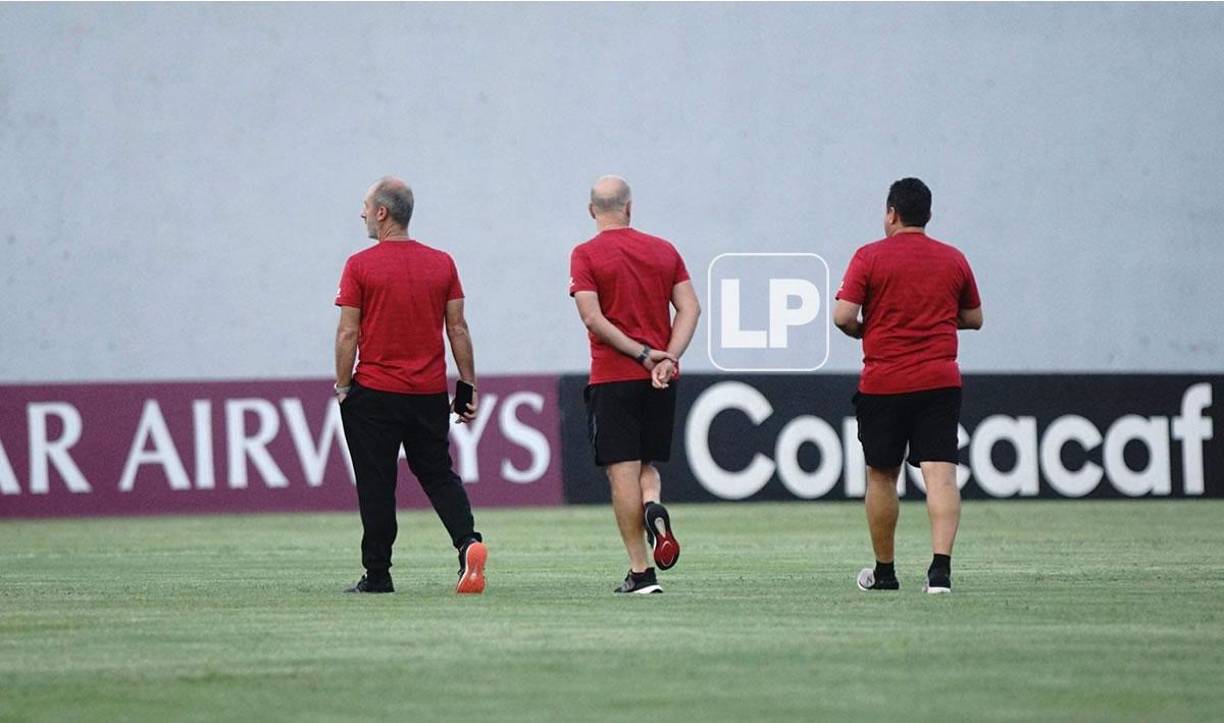 Fabián Coito y su cuerpo técnico fueron los únicos que reconocieron la cancha del estadio Morazán.