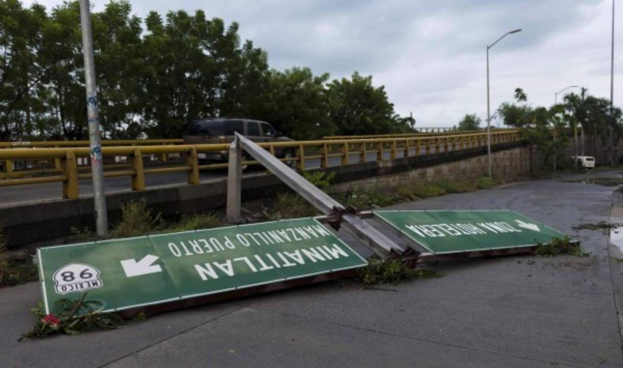 Las calles lucían con algunos charcos pero libres de obstáculos para el transporte público que reanudó su servicio a medida que este puerto vacacional del estado de Jalisco (oeste) volvía a la normalidad luego de que la tarde del viernes quedó prácticamente desierto.
