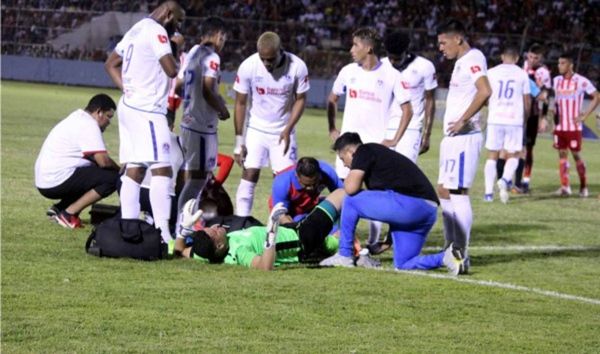 Harold Fonseca recibió atención médica en el campo, pero no pudo seguir en el partido.