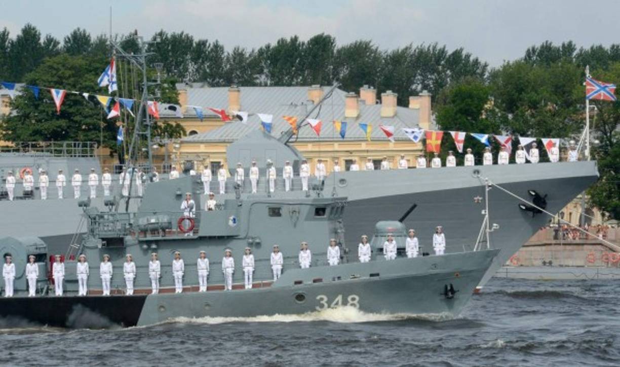 (FromL) Barcelona's Argentine forward Lionel Messi and Barcelona's French forward Antoine Griezmann celebrate at the end of the Spanish league football match between Club Atletico de Madrid and FC Barcelona at the Wanda Metropolitano stadium in Madrid, on December 1, 2019. (Photo by PIERRE-PHILIPPE MARCOU / AFP)