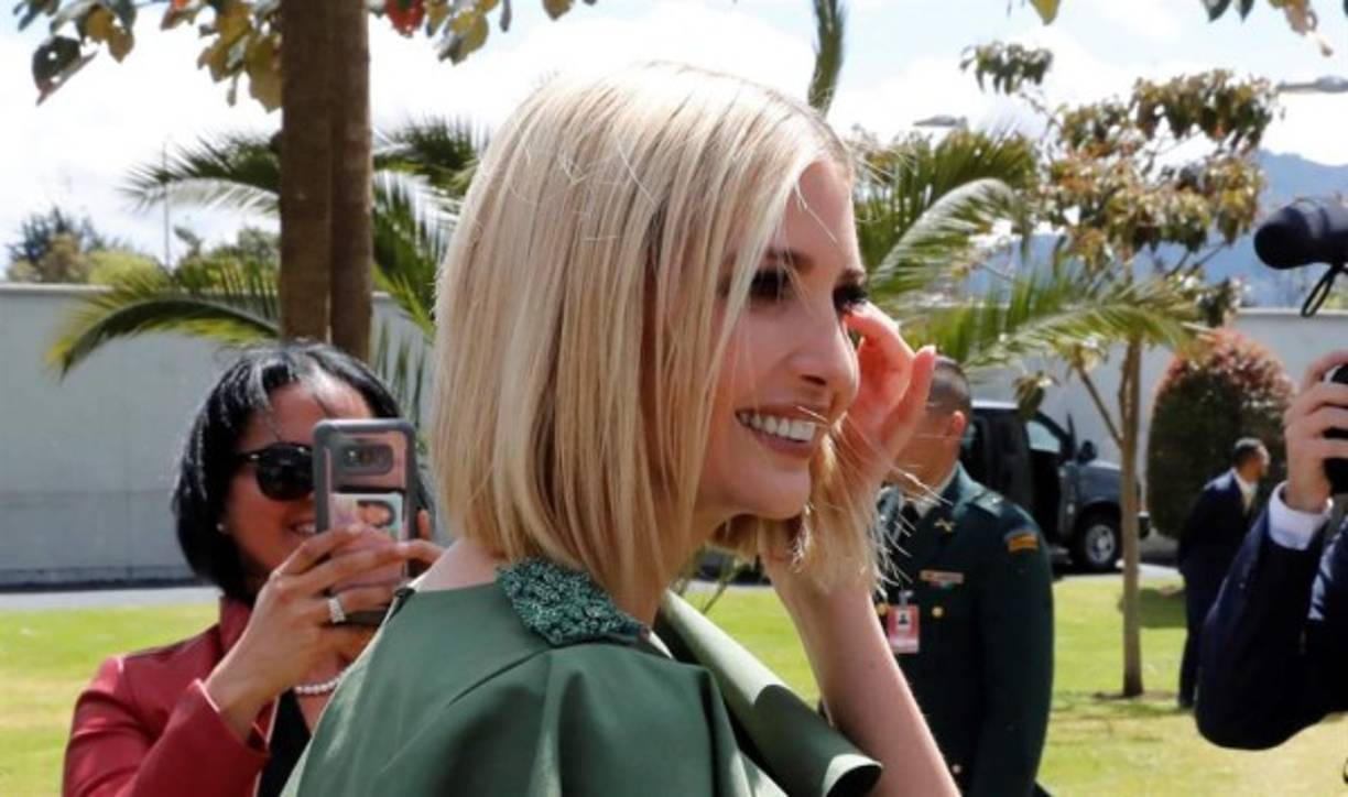 Botero tuvo que salir a desmentir la imagen afirmando a RCN que 'en el lugar donde uno se paraba había unas tarjetas con el nombre de cada una de las personas, yo lo que estaba buscando era mi lugar', dijo.