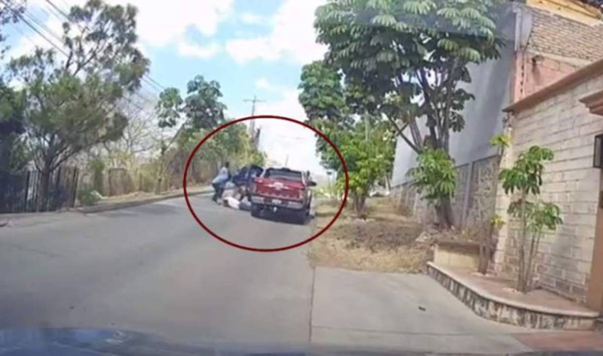 Video muestra cómo asaltan a un hombre en Tegucigalpa<br/><br/>Un video difundido este martes muestra el momento cuando hombres fuertemente armados despojan a un hombre de un paquete en Tegucigalpa, capital de Honduras. El video muestra cómo dos vehículos avanzan a gran velocidad por una calle y uno de estos -el carro de la izquierda- se adelanta para bloquear el paso del otro. Acto seguido los delincuentes apuntan con armas de fuego a la víctima.<br/>