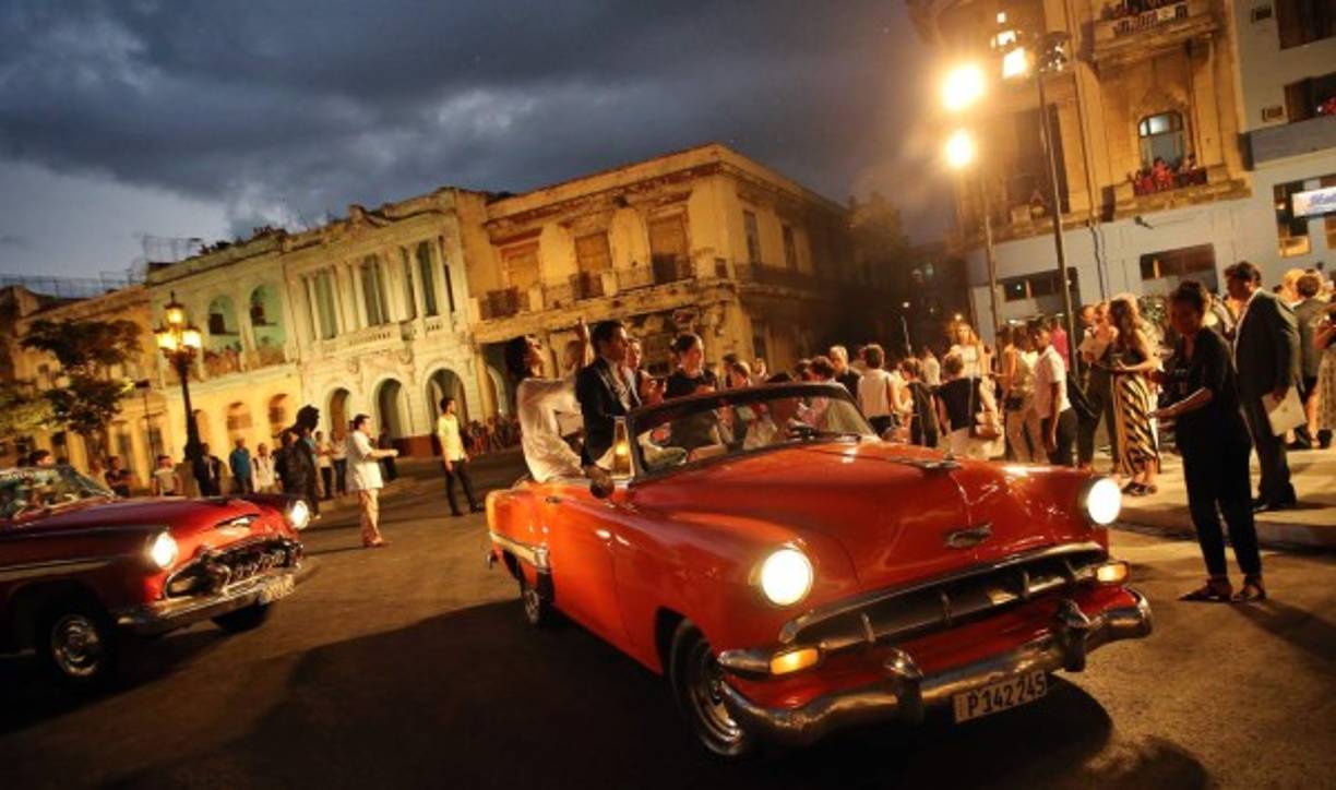 Invitados al primer desfile de la casa de moda Chanel en La Habana (Cuba) arriban al Paseo del Prado hoy, 3 de mayo de 2016. EFE/Alejandro Ernesto
