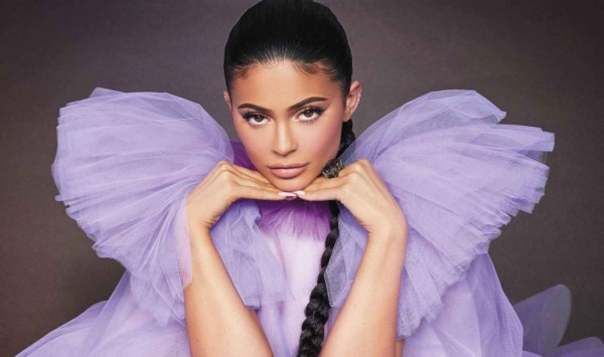 2.- Kylie Jenner - 21 años<br/>Celebridad<br/>$170 MDD<br/><br/><br/>La también considerada por Forbes la millonaria hecha a sí misma más joven del mundo obtuvo sus ingresos principalmente a su compañía de cosméticos Kylie Cosmetics.<br/><br/>La hermana más pequeña del televisivo clan de las Kardashian comenzó a vender cosméticos a 29 dólares en 2015 y solo en 2018 su firma ya alcanzaba una facturación de 360 millones, mientras que este año ha ampliado sus productos con una línea de cuidado facial.