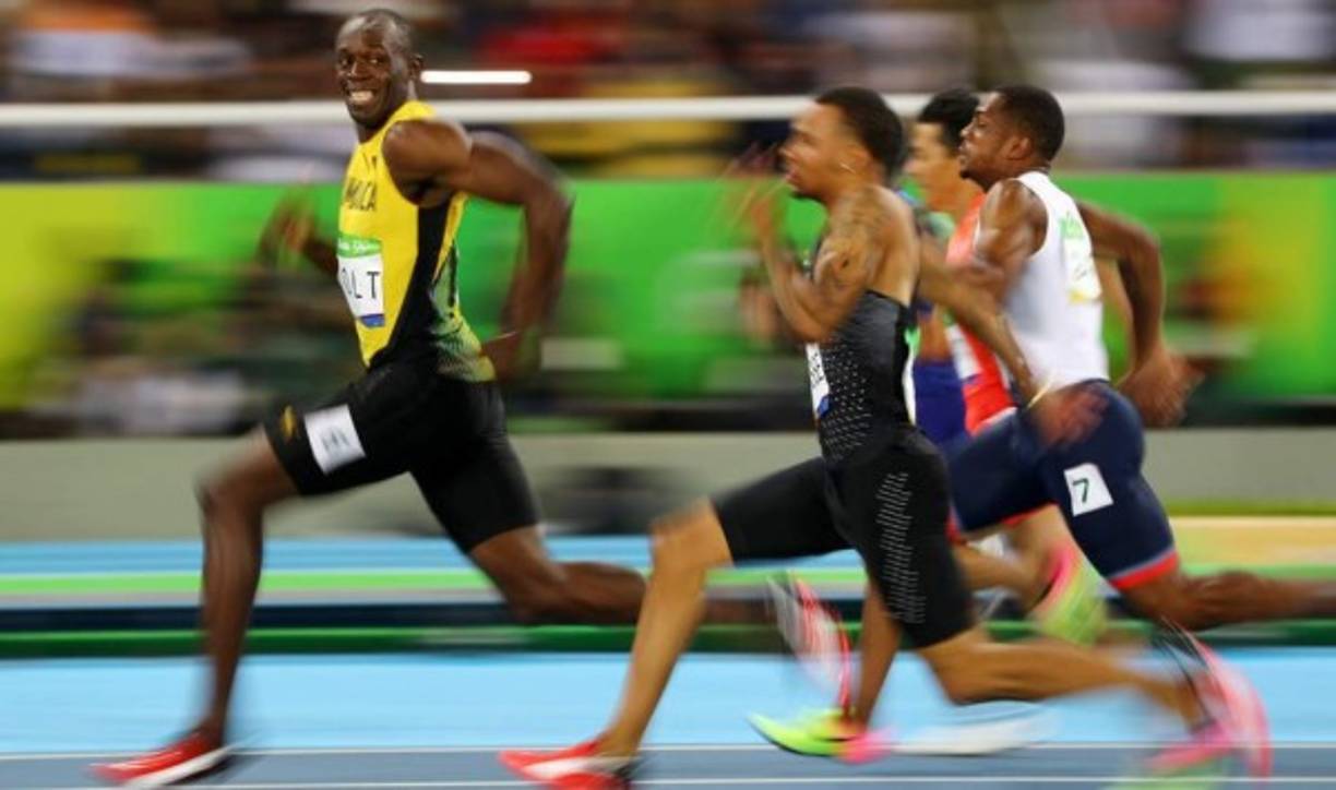 El jamaicano Usain Bolt mira al canadiense Andre De Grasse durante la semifinal masculina de los 100 metros. El jamaiquino siempre observa a sus rivales antes de cruzar la meta.