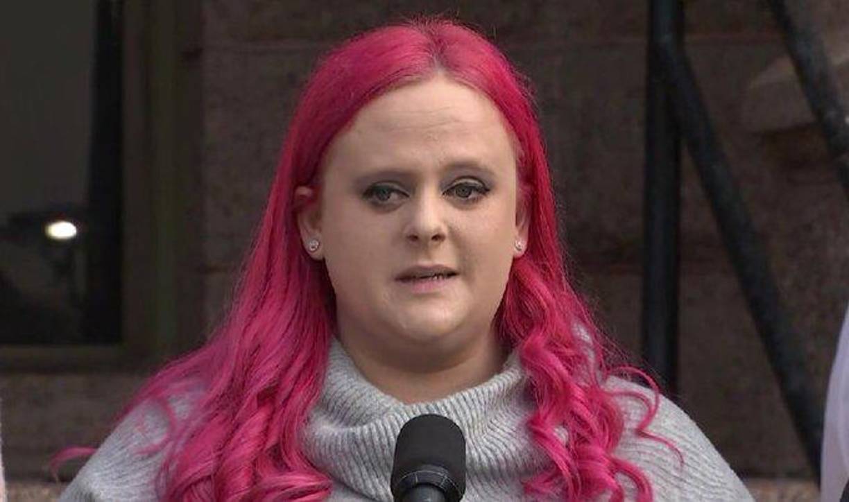 La madre de Athena Strand exige responsabilidades tras el secuestro y asesinato de su hija. La familia llevará a cabo un funeral privado este viernes. 