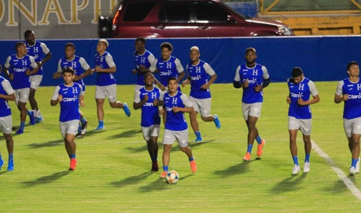 La selección de Honduras se completó la noche este martes de cara a los amistosos que sostendrá ante Puerto Rico y Chile. En la práctica de la Bicolor se vieron caras nuevas y un gran ambiente bajo la orden de Fabián Coito.