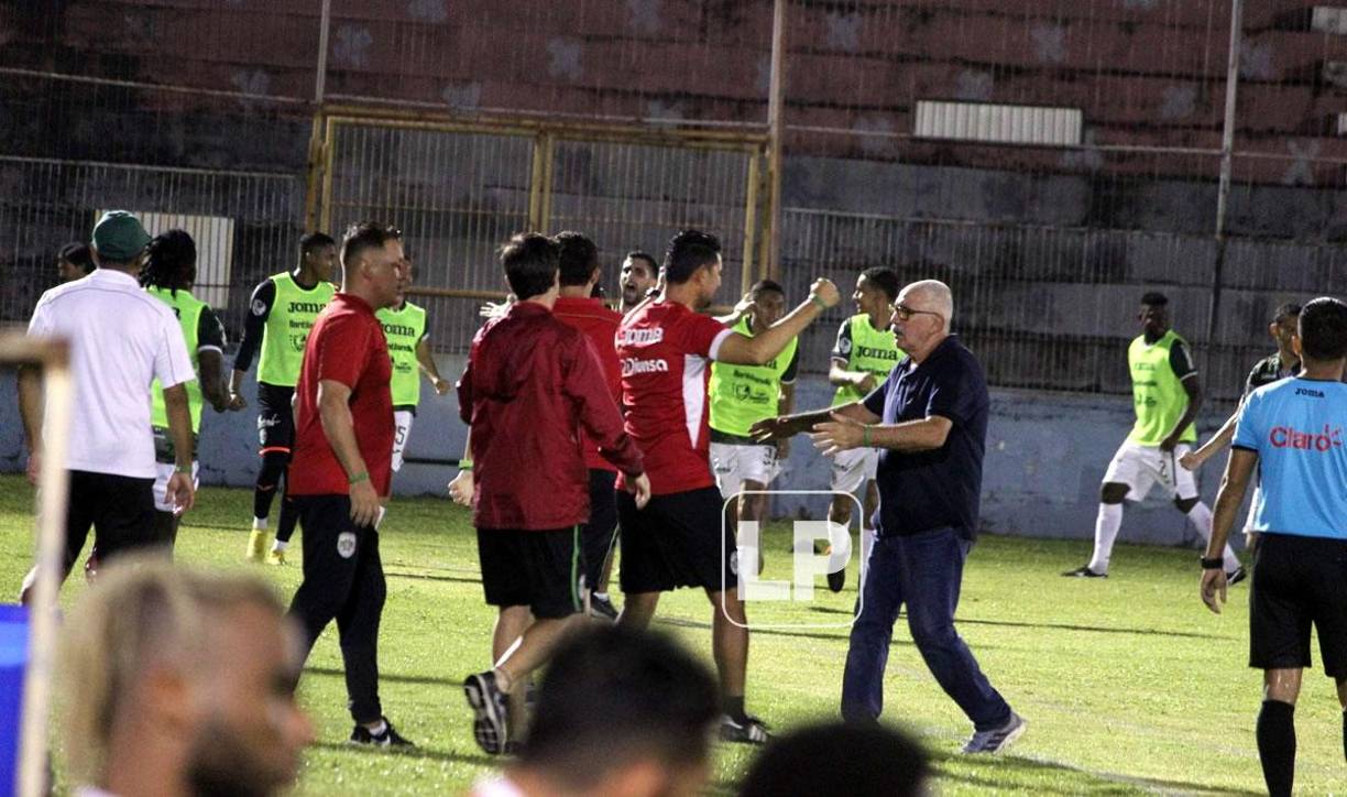 Manuel Keosseián celebrando el gol del argentino Lucas Campana ante el Vida.