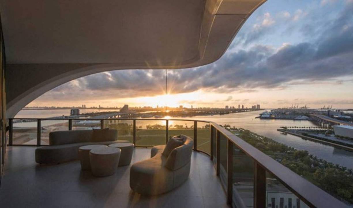 Los 200 metros de One Thousand Museum convierten al bloque en uno de los más altos de la ciudad. Tiene casi 100 viviendas distribuidas en un total de 62 pisos. Los departamentos más asequibles, de unos 400 metros cuadrados, cuestan USD 5.000.000.