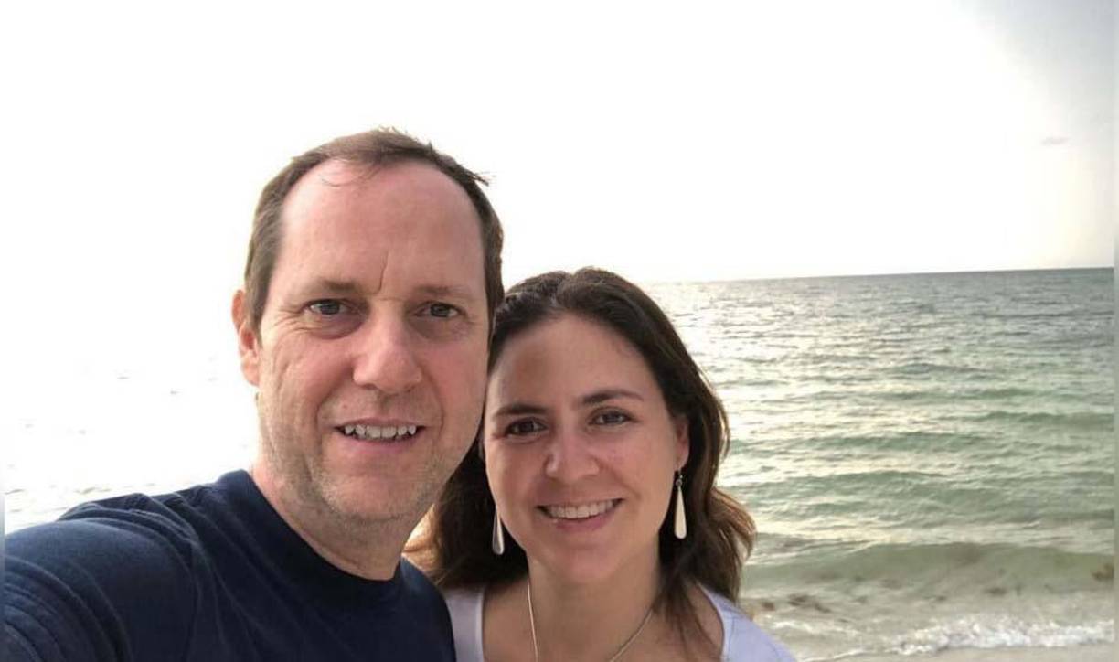 “Después de que mi papá se divorcia, se vuelve a casar con una señora, Ethel Bazán, cuya hija es Ethel Tame, ahora mi esposa, y la realidad es que pasan años, nunca vivimos juntos, mi papá se fue a vivir con sus hijas y nosotros por nuestro lado”, comenzó el relato de Paco Villa, que conoció a su pareja en el círculo de dos familias