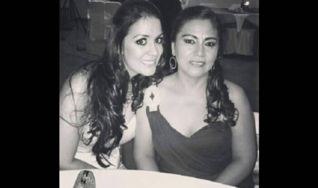 Su madre acompañando a Ilsa Vanessa en un evento social.