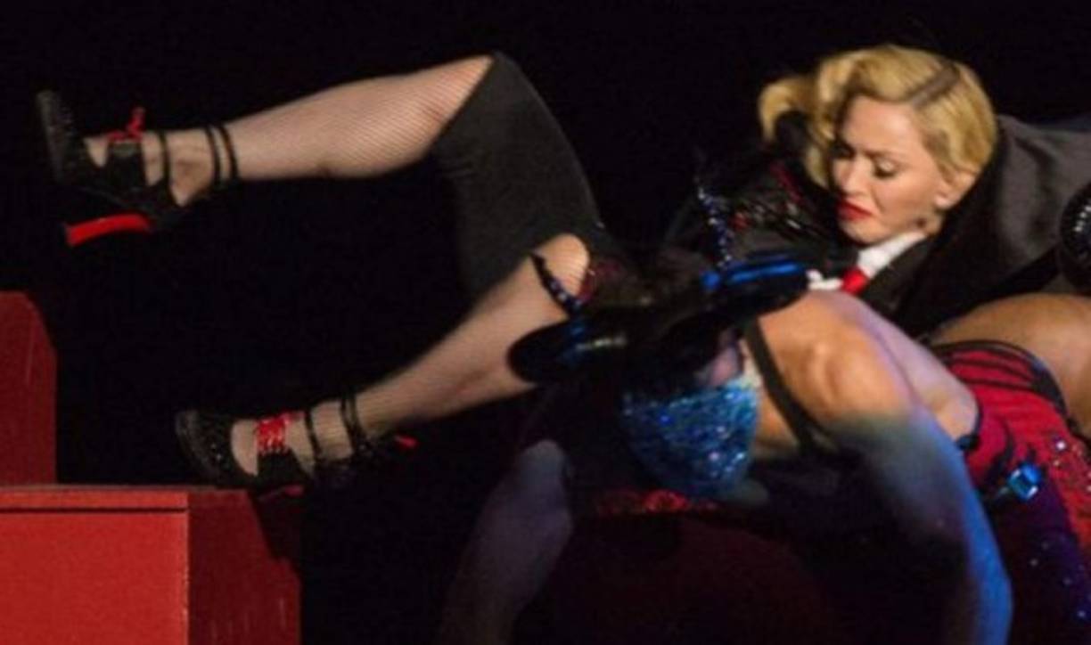 Madonna se cayó desde las gradas y la presentación se detuvo por un momento.