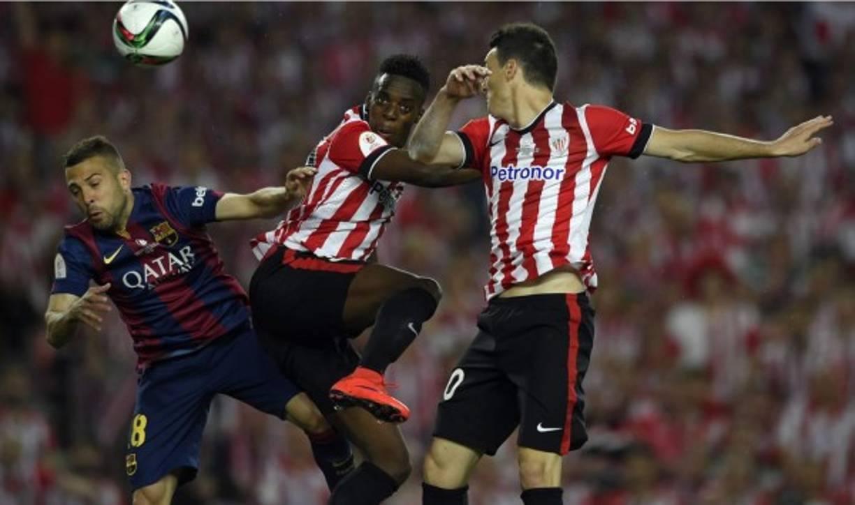 Jordi Alba disputa el balón .