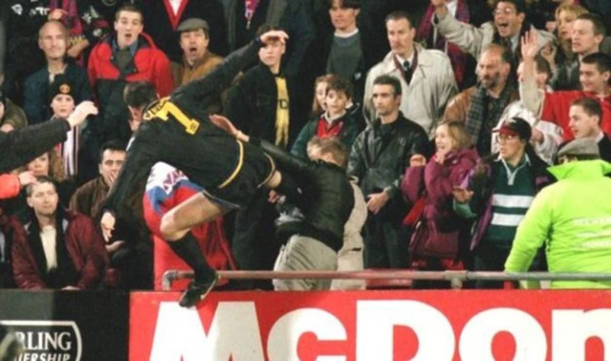 Uno de los casos que más trascendió de Cantona fue la patada que le propinó a un aficionado en el Crystal Palace. Fue puesto en libertad, pero sujeto a penas de trabajos sociales.