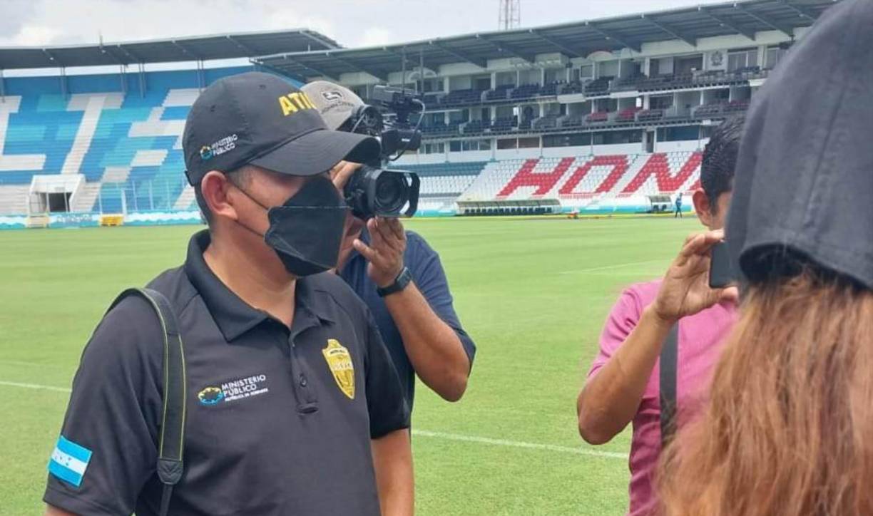 La ATIC se hizo presente esta mañana para hacer una investigación sobre el cambio de grama en el estadio Nacional Chelato Uclés.
