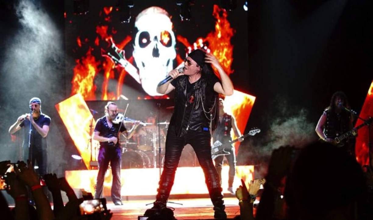 “Son 30 años de andar en escenarios, en aviones, en hoteles. Son 30 años de dejar el corazón en ustedes, pero hoy, hoy les vamos a dejar el alma”, declaró Javier Domínguez “Zeta”, vocalista de la banda, e inició a entonar la letra de Alma.