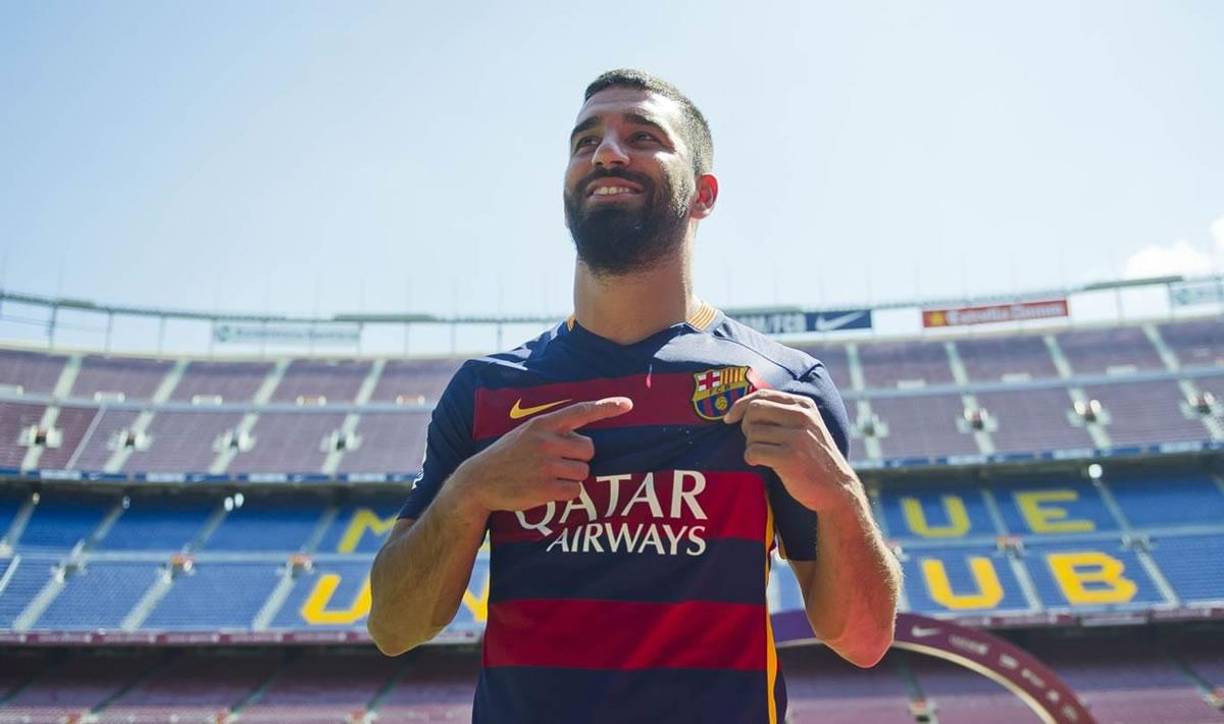 Arda Turan estuvo tres temporadas en el FC Barcelona. Jugó en el club catalán desde el 2015 hasta el 2018. Ganó la Liga de España en el 2015-16, la Copa Mundial de Clubes en 2015, la Copa del Rey en los años 2016 y 2017 y la Supercopa de España en el 2016.