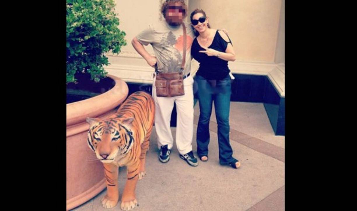 Ilsa Molina posando con el actor Zach Galifianakis de '¿Qué pasó ayer?'.