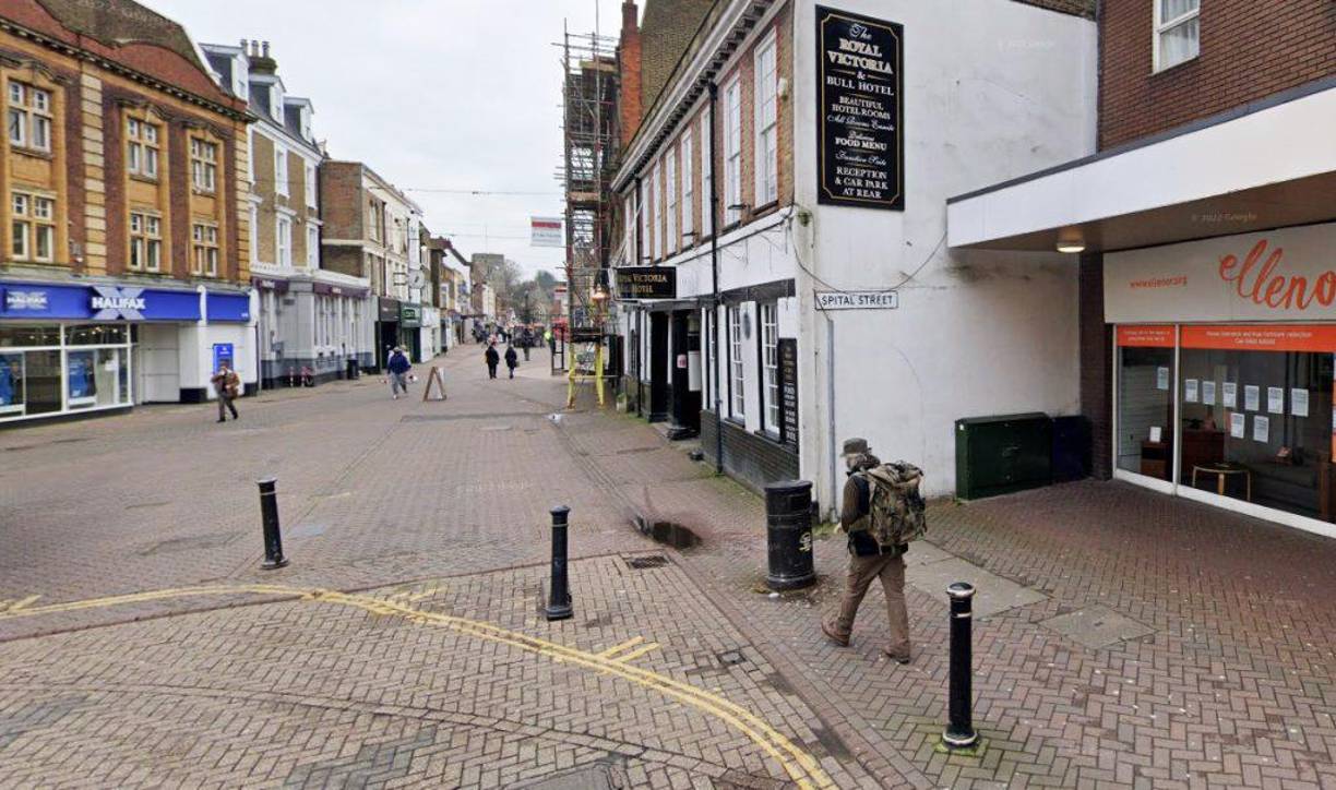 El caso ha generado conmoción tanto en la comunidad brasileña en Inglaterra como en su país de origen, y se espera que el sospechoso enfrente cargos por intento de homicidio. La investigación continúa mientras los amigos y familiares de Anna esperan justicia.