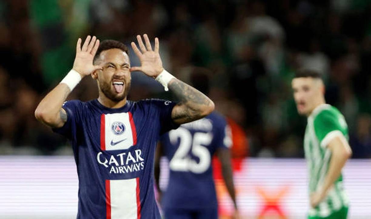 Neymar marcó el definitivo 1-3 del PSG ante Maccabi Haifa. El crack brasileño celebró el gol como lo lleva haciendo durante toda la temporada: sonriendo y moviendo las dos manos encima de su cabeza. La celebración fue considerada por el árbitro como una burla hacia el público y no titubeó para amonestar al jugador, que no daba crédito después de haber celebrado su gol.