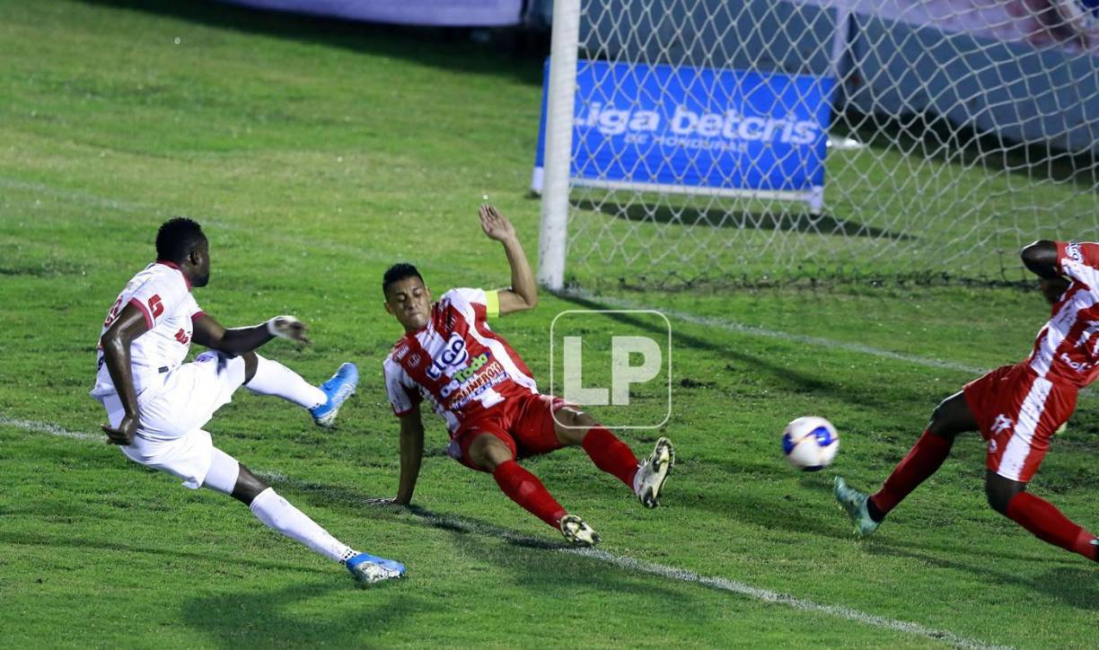 El disparo de Yustin Arboleda para marcar el 0-2 del Olimpia.