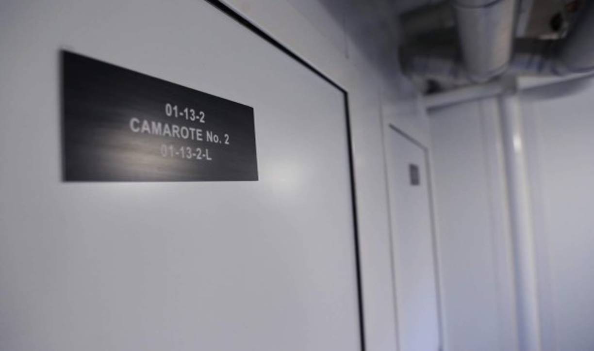 El barco también tiene un baño comuna con seis duchas, seis inodoros y seis lavamanos.