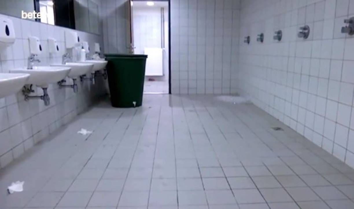 Estas imágenes chocan con la actitud completamente contraria que se vio en el Mundial de Rusia 2018 de la selección japonesa que, tras quedar duramente eliminadas por Bélgica, dejó el vestuario impecable con una nota de agradecimiento.