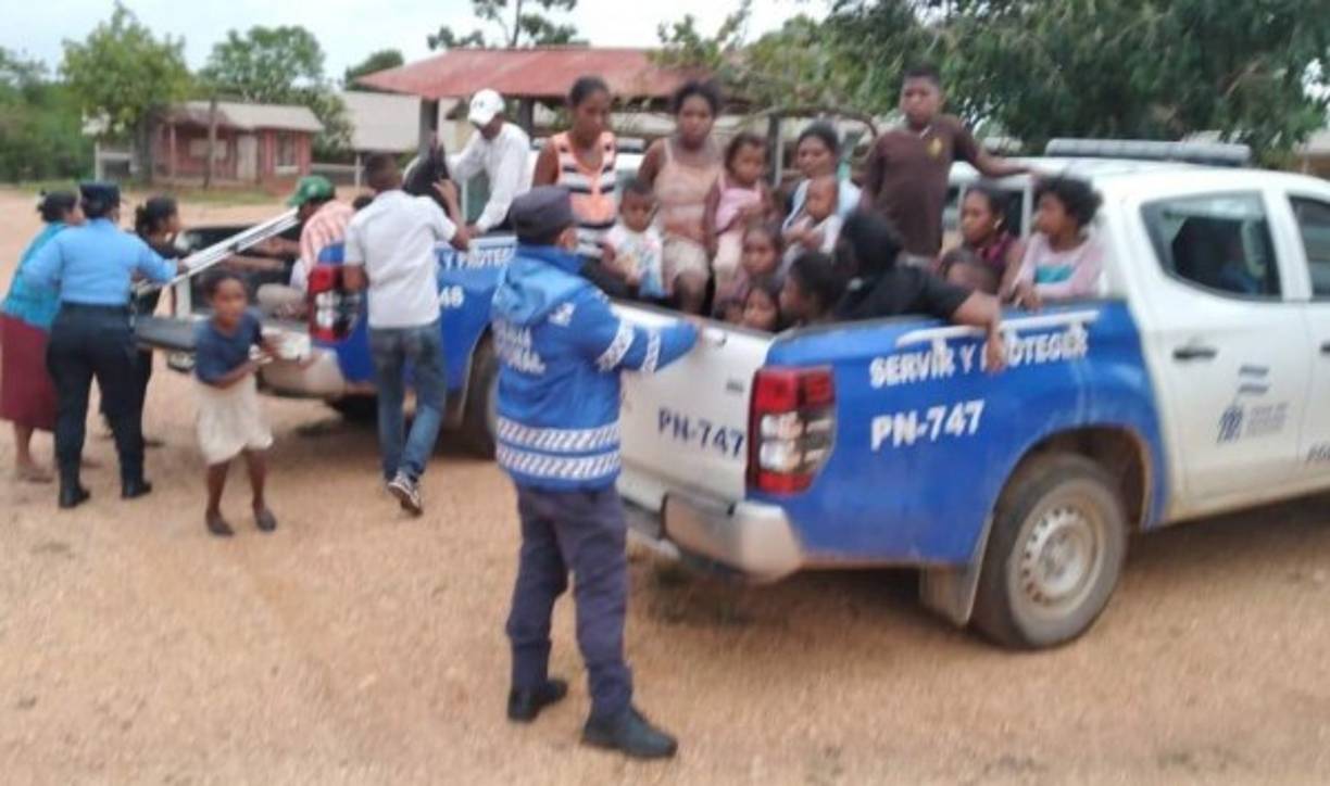 'Tenemos personas movilizándose a sitios seguros en todos los municipios del departamento. Solo ahorita tenemos 350 personas en este albergue de Ahuas, en Brus Laguna tenemos 400, en Puerto Lempira 250 y siguen llegando', manifestó Kora Mejía, gobernadora de Gracias a Dios.