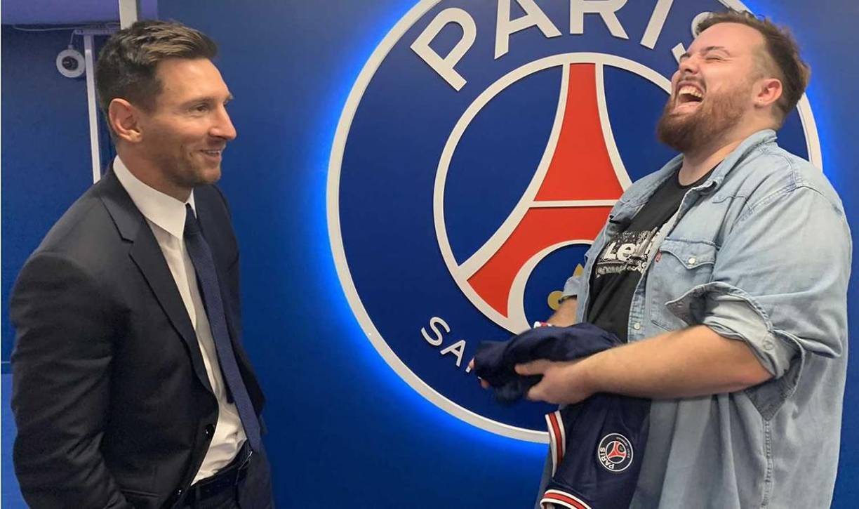 Juntos desde 2015, la pareja se ha preocupado mucho de no ser vista junta públicamente, aunque inevitablemente alguna imagen se ha acabado filtrando como la del día que Messi fue presentado como nuevo jugador del París Saint-Germain, en donde ella fue captada siguiendo a su chico con una cámara durante la transmisión de Twitch. Ibai entrevistó al astro argentino ese día.