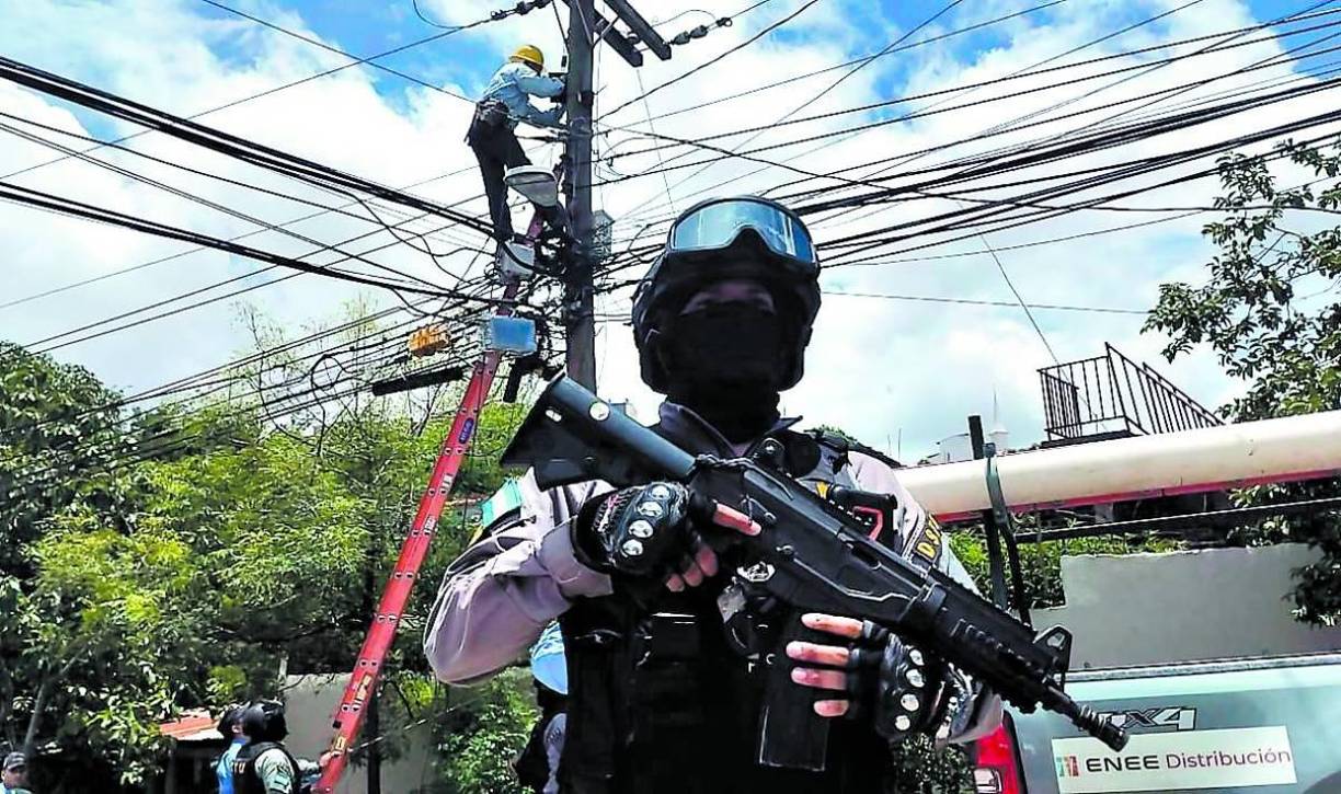 La inteligencia interna de esas organizaciones criminales optó, entre opciones como telecomunicaciones, han instalado redes de cámaras en barrios y colonias con el objetivo de vigilar a los ciudadanos, sus actividades y el ingreso de patrullas policiales. 