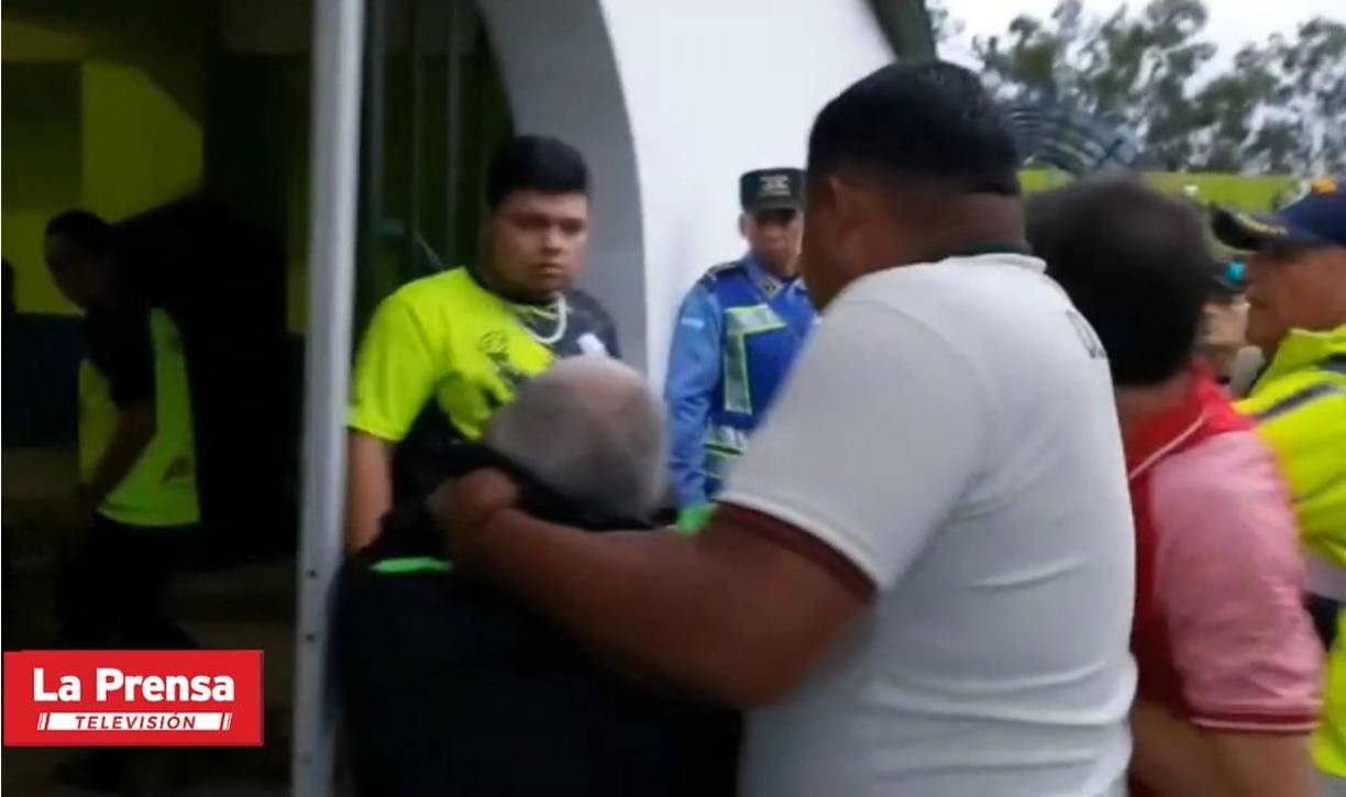 Manuel Keosseián se desvaneció y terminó cayendo al suelo tras la agresión que sufrió.