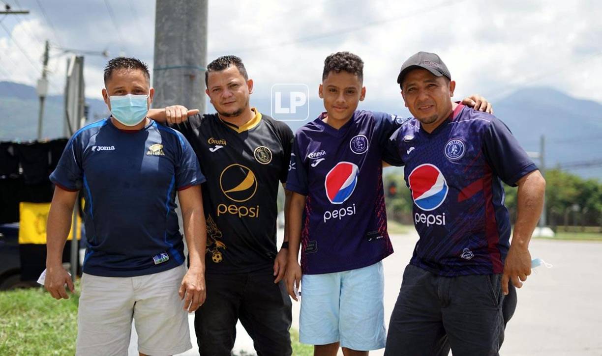 Los aficionados motagüenses también se han hecho presentes en el estadio Olímpico desde muy temprano.