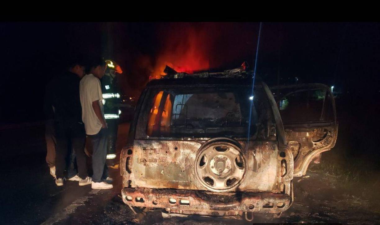 En el lugar se hallaron un arma de fuego, cargadores, un chaleco antibalas y botas, todos dañados por el fuego.