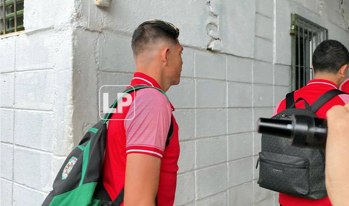 A diferencia de sus compañeros, Francisco Martínez utiliza una mochila con el logo del Marathón.