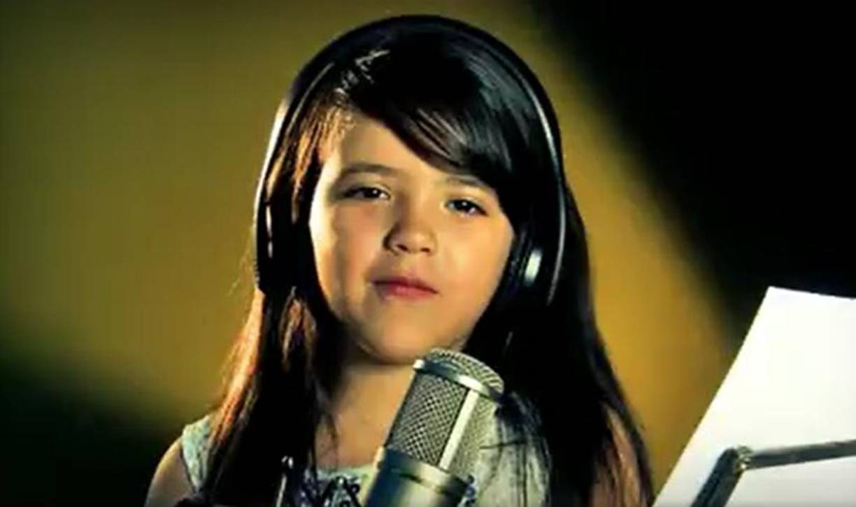 Apasionada por la música, la pequeña fue la intérprete de la canción oficial de la primera campaña electoral de Xiomara Castro.