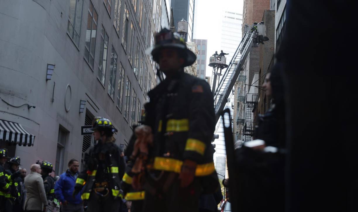 New York (United States), 18/04/2023.- New York City Fire Department firefighters work on ladder trucks at the scene of a parking structure collapse in the Financial District of New York City, New York, USA, 18 April 2023. Fire Department officials have reported three injuries but advised they expect that to increase. (Incendio, Estados Unidos, Nueva York) EFE/EPA/JUSTIN LANE