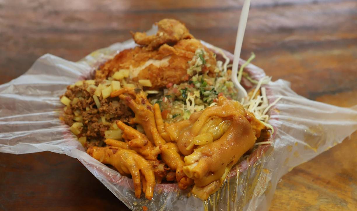 El pollo “Poderoso” de Pollos Nixon, además de pollo frito con tajadas, incluye carne molida y patas de pollo y es uno de los más populares por su cantidad y sabor. Este vale 170 lempiras. En este restaurante también venden la tradicional pechuga ala a 110 lempiras y pierna cadera a 100.