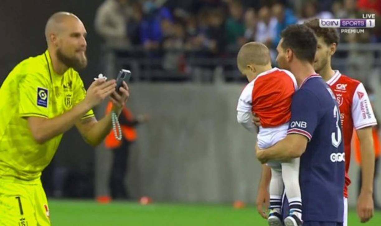 Predrag Rajkovic, portero del Reims, aprovechó el final del partido ante el París Saint Germain y le pidió para sorpresas de mucho a Lionel Messi que se tomará una foto con su hijo.