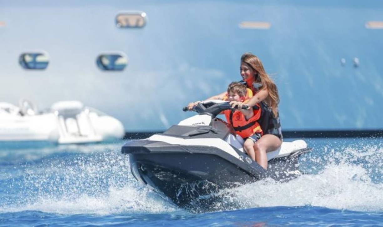 MUN07-158. MOSCÚ (RUSIA), 16/06/2018.- El delantero argentino Lionel Messi reacciona tras finalizar el partido Argentina-Islandia, del Grupo D del Mundial de Fútbol de Rusia 2018, en el Estadio del Spartak de Moscú, Rusia, hoy 16 de junio de 2018 (RUSSIA SOCCER FIFA WORLD CUP, Argentina, Iceland, Moscow). EFE/Alberto Estévez [ATENCIÓN EDITORES: Sólo Uso editorial. Prohibido su uso en referencia con entidad comercial alguna. Prohibido su uso en alertas, descargas o mensajería multimedia en móviles. Las imágenes deberán aparecer como fotografías congeladas y no podrán emular la acción del juego mediante secuencias o fotomontajes. Ninguna imagen publicada podrá ser alterada, mediante texto o imagen superpuesta, en el caso de que (a) intencionalmente oculte o elimine el logotipo de un patrocinador o (b) añada y/o cubra la identificación comercial de terceras partes que no esté oficialmente asociada con la Copa Mundial de la FIFA.]
