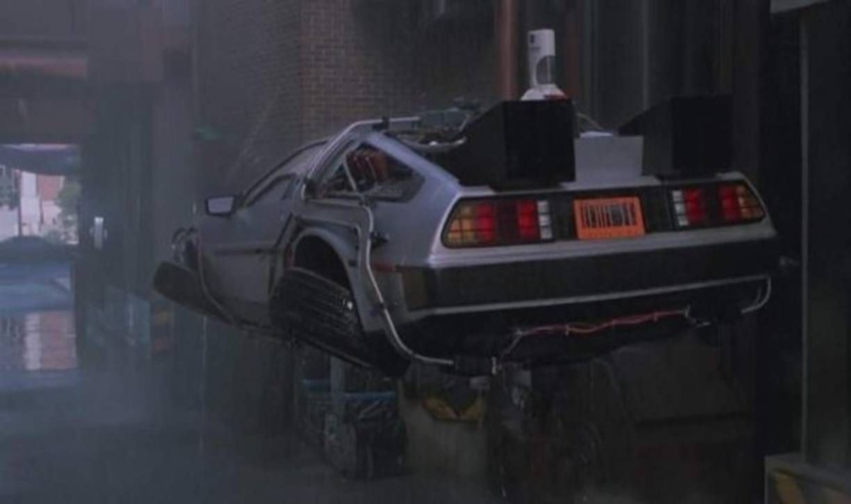 El auto del doctor Emmet Brown se adaptó al futuro al viajar al 21 de octubre del 2015. Los guinistas predijeron que en esta época todos los medios de transporte volarían.